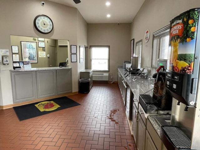 Super 8 By Wyndham Alton Motel Екстериор снимка